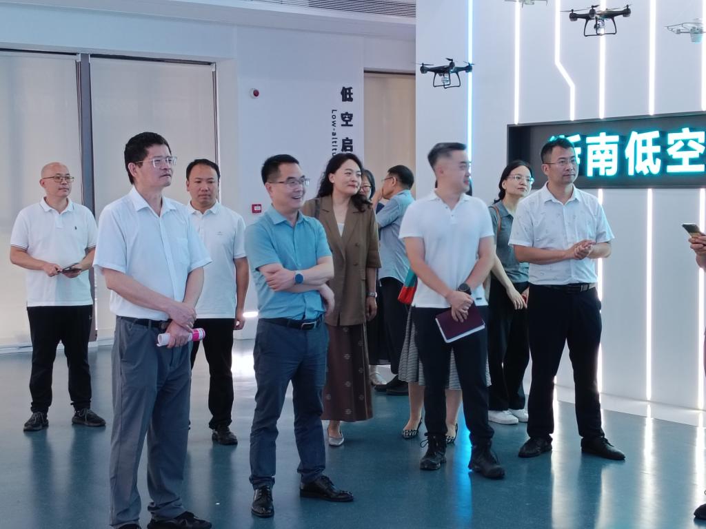 深化產(chǎn)教融合 賦能智慧未來 浙江工貿(mào)職業(yè)技術(shù)學(xué)院學(xué)術(shù)委員會(huì)赴中國智能谷與浙南低空飛行服務(wù)中心調(diào)研紀(jì)實(shí)